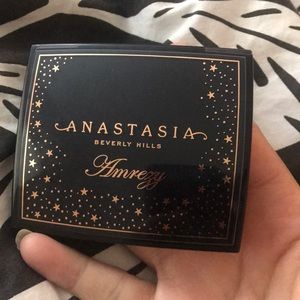 Anastasia amrezy highlighter